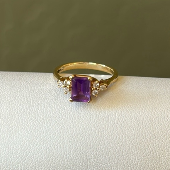 Vintage Jewelry - Amethyst and Diamond 14kt Gold Ring Size 6.5